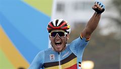 Greg Van Avermaet se raduje ze zlaté olympijské medaile.