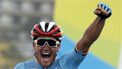 Belgický cyklista Greg Van Avermaet se raduje ze zlaté olympijské medaile.