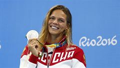 Ruská plavkyn Julia Jefimovová se stíbrnou medailí.