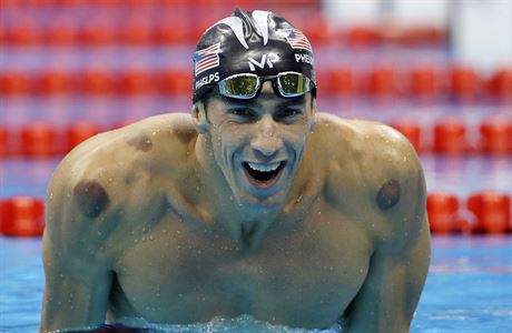 Michael Phelps se stopami po bakovn.
