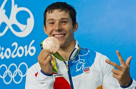 Kajak Ji Prskavec z esk republiky ukazuje bronzovou medailli.
