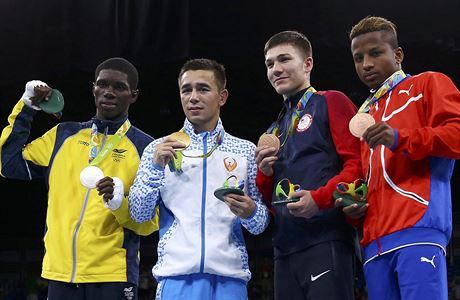 Zleva boxert medailist ve vze do 49 kg: Yuberjen Rivas, Hasanboy Dusmatov,...