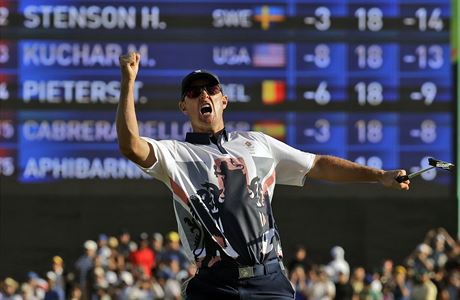 Britský golfista Justin Rose slaví zlato.