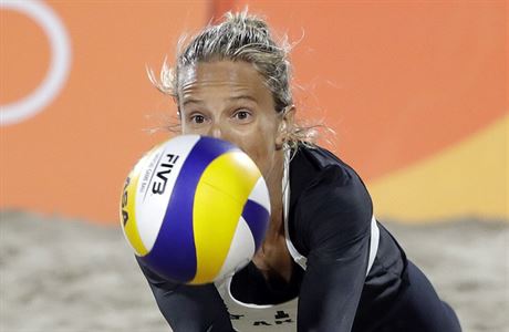 Argentinka Ana Gallayov pi zpasu beachvolejbalu na olympijskch hrch v Riu.