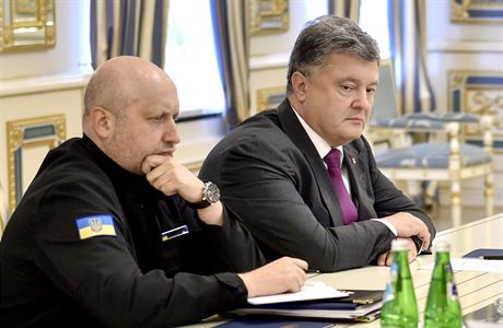 Petro Poroenko a Oleksandr Turynov pi zasedn bezpenostnch slueb v...