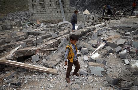 Chlapec se prochází po zbytcích domu, který zniily Saudy vedené nálety v...