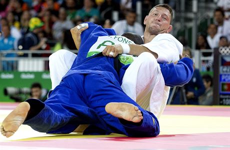 Judista Luk Krplek pi souboji s Portugalcem Jorgem Fonsecou na olympid v...