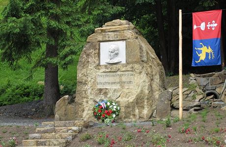 Také okolí památníku Ch. G. Masarykové je bez bariér