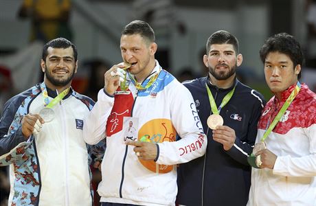 tveice medailist. Ázerbájdánce Gasimova (vlevo) vyadil Krpálek ve finále,...