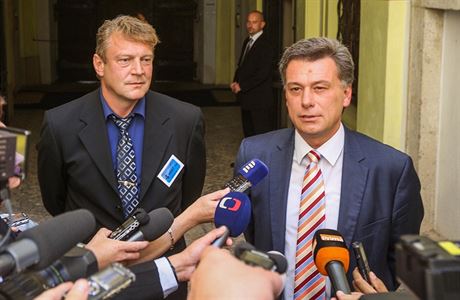 Pavel Blaek (vpravo), éf poslanecké komise, a expolicista Jií Komárek.