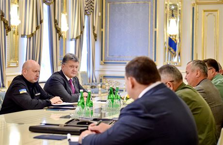 Ukrajinský prezident Petro Poroenko a éf bezpenostní rady Oleksandr Turynov...