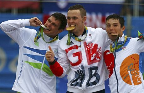 Slovinec Kauzer, Brit Clarke a bronzový Jií Prskavec na medailovém ceremoniálu.