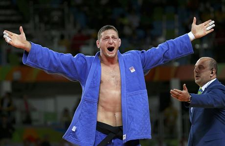 Olympijsk vtz Luk Krplek se raduje ze zisku zlat medaile.