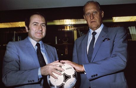 Joao Havelange (vpravo) na archivním snímku s pozdjím prezidentem FIFA Seppem...