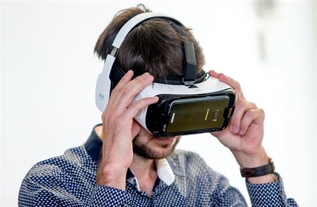 Simulátor vyuívá brýlí Samsung Gear VR a mobilních telefon tohoto výrobce,...