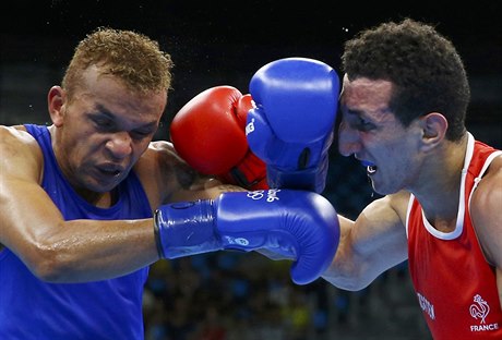 Olympijský box - Francouz Sofiane Oumiha (v erveném) a Thajec Amnat Ruenroeng...