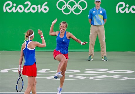 Lucie afáová (vlevo) a Barbora Strýcová se radují z olympijského bronzu.