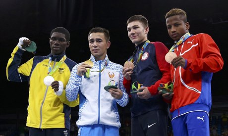 Zleva boxert medailist ve vze do 49 kg: Yuberjen Rivas, Hasanboy Dusmatov,...