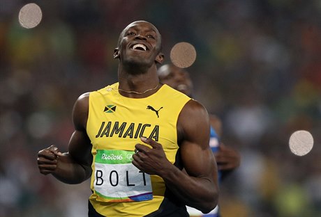 Usain Bolt v cíli semifinále dvoustovky.