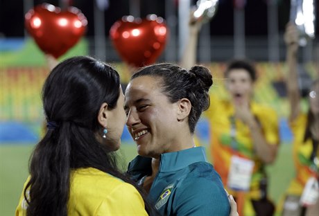 Isadora Cerullová a Marjorie Enyaová na stadionu v Rio de Janeiru.