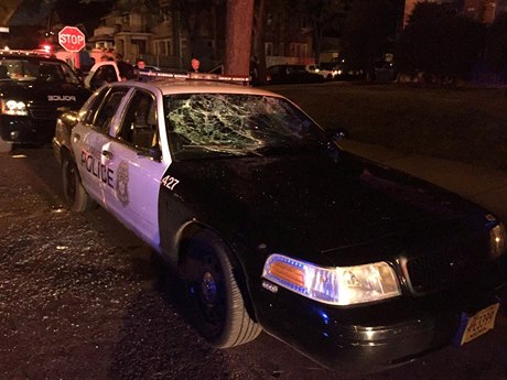 Rozbité policejní auto v Milwaukee v USA.