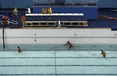 Napoutní olympijského bazénu ped závodem akvabel.