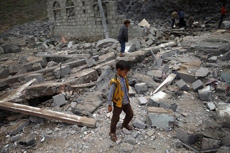 Chlapec se prochází po zbytcích domu, který zniily Saudy vedené nálety v...