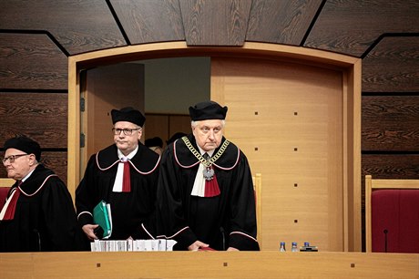 Pedsedu ústavního soudu Andrzeje Rzepliského (vpravo) vyetuje nyní polská...