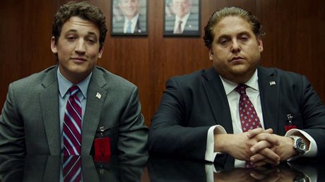 Dvryhodní podnikatelé. David (Miles Teller) a Efraim (Jonah Hill).