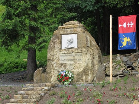 Také okolí památníku Ch. G. Masarykové je bez bariér