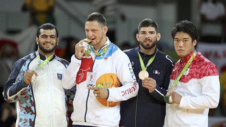 tveice medailist. Ázerbájdánce Gasimova (vlevo) vyadil Krpálek ve finále,...