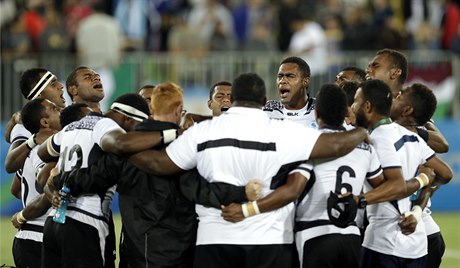 Ragbisté Fidži se radují ze suverénního triumfu ve finále ragby.