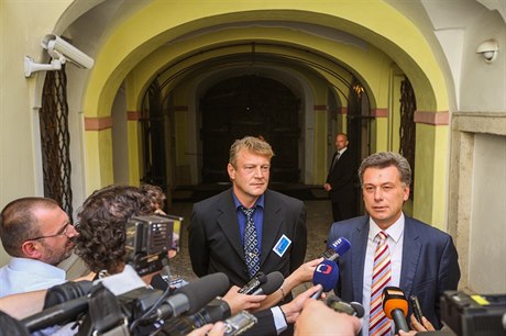 Pavel Blažek (vpravo), šéf poslanecké komise, a expolicista Jiří Komárek.
