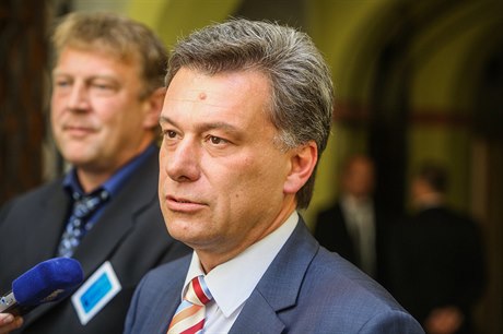 Poslanec ODS a éf vyetovací komise Pavel Blaek (vpravo). V pozadí stojí...