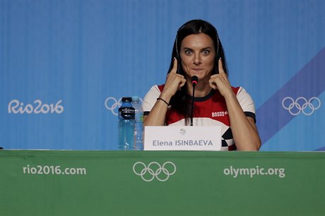 Jelena Isinbajevová na tiskové konferenci v brazilském Riu.