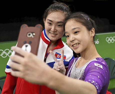 Úsmv! Olympijské selfie Severokorejky Hong (vlevo) a Jihokorejky Lee (vpravo)...