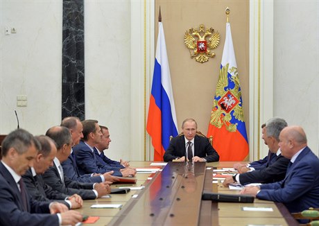 Vladimir Putin pedsedá zasedání ruské bezpenostní rady kvli aktuálnímu dní...