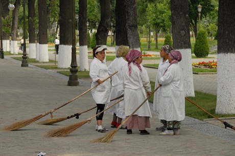 Uzbecké pouliní uklízeky bhem pauzy na odpoinek (ilustraní snímek z...