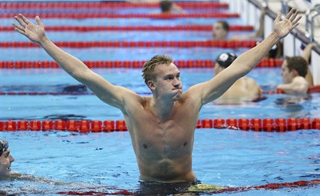Kazach Dmitrij Balandin se raduje z triumfu na plavecké trati 200m prsa.