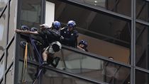 Policie zadrela mue, kter se po Trumpov mrakodrapu rozhodl vylzt pomoc...