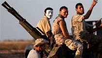 Bojovník libyjské armády s maskou skupiny Anonymous v bitvě o město Syrta,...