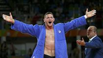 Olympijský vítěz Lukáš Krpálek se raduje ze zisku zlaté medaile.