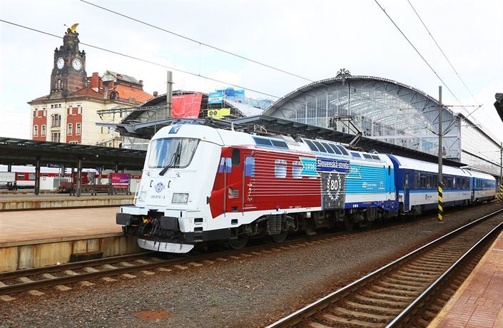 Lokomotiva ady 380 s polepem pipomínající výroí expreního spojení Slovenská...