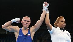 Vladimir Nikitin slaví postup do dalího kola boxerského turnaje ve váze do 64...