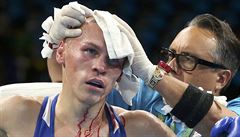 Vladimir Nikitin slaví postup do dal�ího kola boxerského turnaje ve váze do 64...