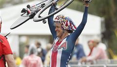 Cyklistka Kristin Armstrongová slaví vítzství v olympijské asovce.