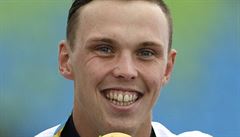 Joseph Clarke z Velké Británie slaví zlatou olympijskou medaili z kajaku.
