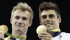 Britové Jack Laugher (vlevo) a Chris Mears slaví zlato ve skoku do vody ze...