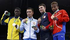 Zleva boxertí medailisté ve váze do 49 kg: Yuberjen Rivas, Hasanboy Dusmatov,...