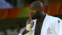 Teddy Riner ti�í brazilské fanou�ky, kte�í na n�j bu�eli.